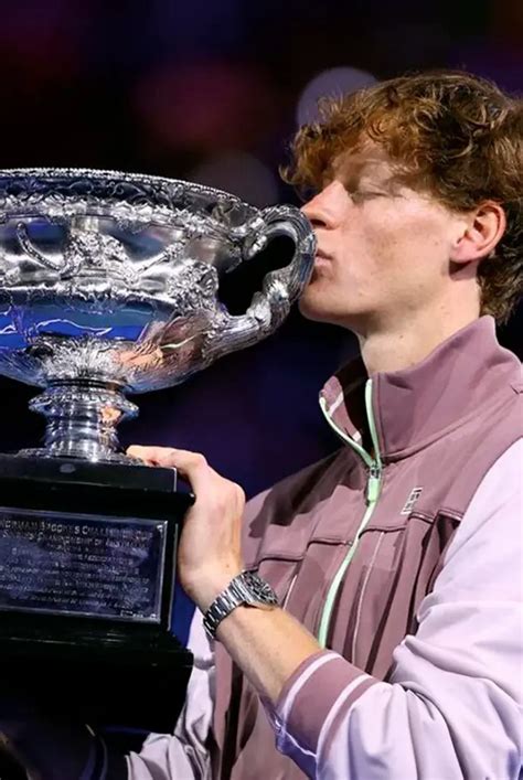 uomo che indossa rolex|L'orologio di Jannik Sinner durante gli Australian Open .